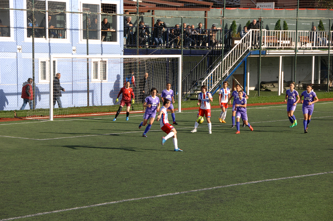 Ataşehir'in kadın futbol takımı 3 puanı aldı