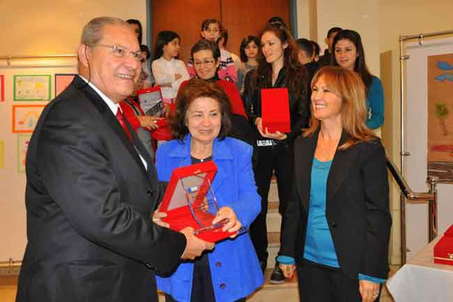 Gönüllü öğretmenlere plaket