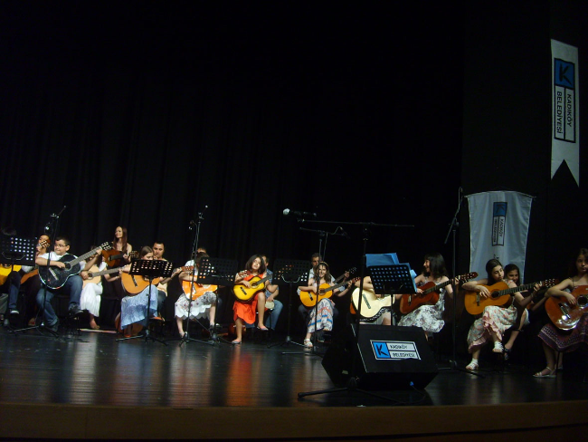 Gönüllü öğrencilerden gitar konseri