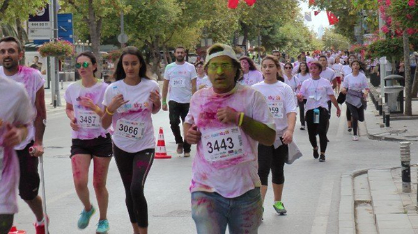 Otizme farkındalık için koştular