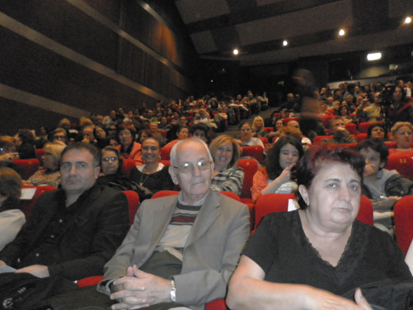 Kriton Curi Gönüllüleri tiyatro izledi