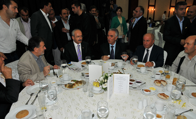 Kılıçdaroğlu, Kadıköy'de iftara katıldı