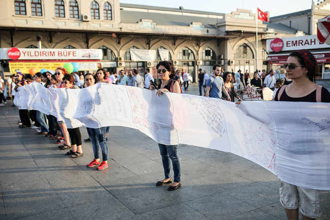Kadınlardan beyaz tülbentli eylem