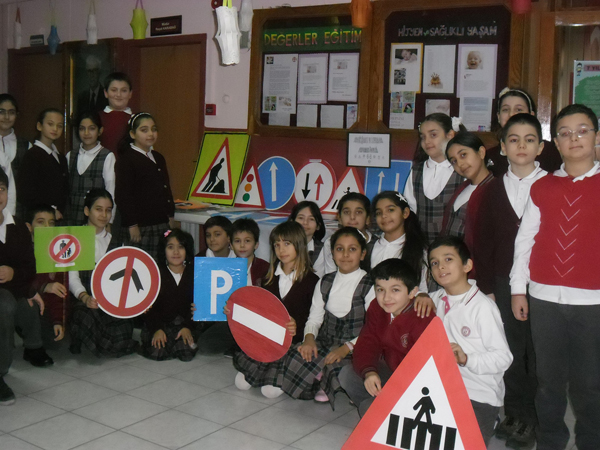 Öğrenciler trafik işareti yaptı