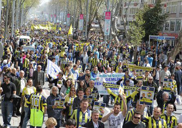 Fenerbahçe taraftarlarından destek yürüyüşü