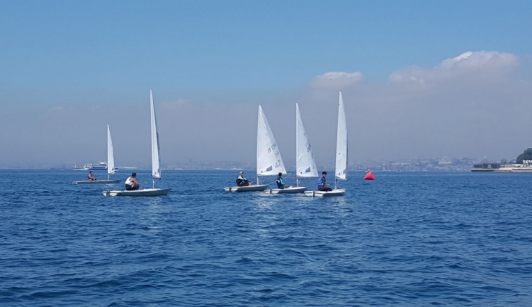 Genç yelkenciler denizde