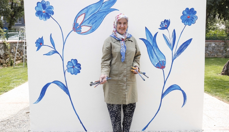 Germiyanlı Nuran Erden, Kadıköy duvarlarını boyuyor