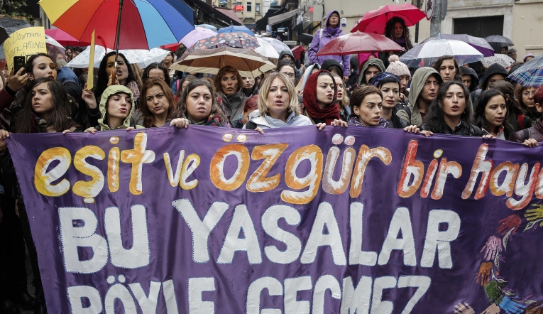 Kadınlar, Müftülere nikâh yetkisi getiren yasayı protesto etti