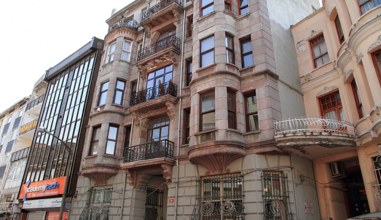 Kadıköy’den Apartman Öyküleri -3-: Tevfik Tura Apartmanı