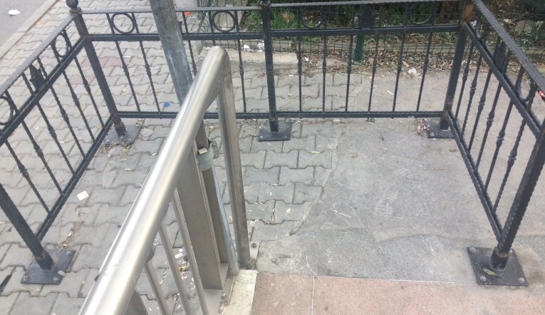 Üst geçitte engelliye engel!
