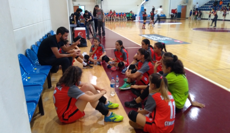 Kız çocukları hentbol şenliğinde buluştu