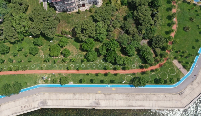 Parklara sosyal mesafe halkaları