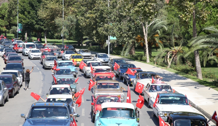 Kadıköy’de Zafer Bayramı coşkusu: Klasik otomobillerle tur attılar