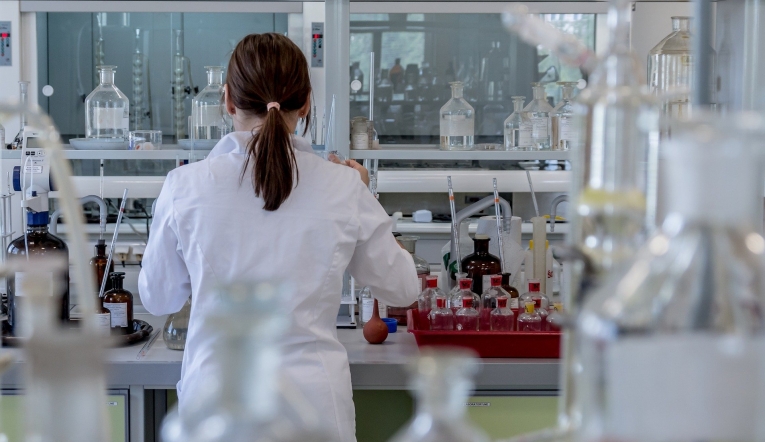 Laborantlar atanmayı bekliyor