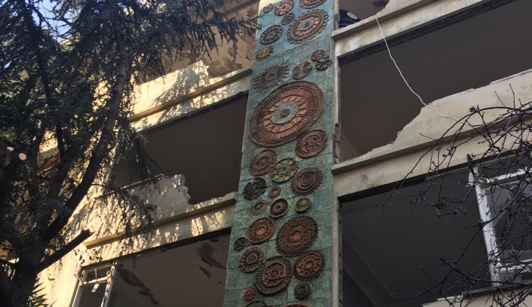 Apartmanlardaki sanat eserleri enkaz altında