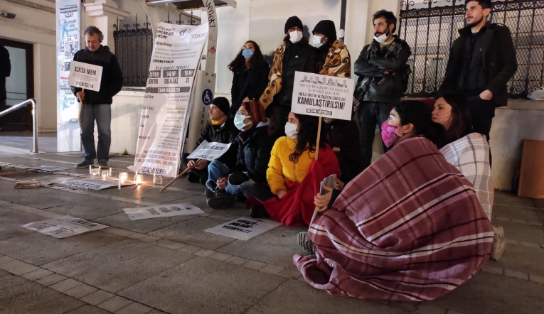 Zamlara karşı mum ve battaniyeyle protesto 