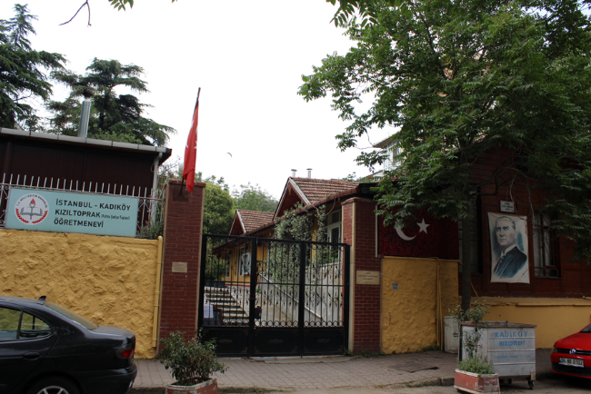 Kızıltoprak Öğretmenevi açılacak mı?..