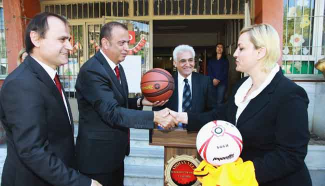 Ataşehir'de okullara spor malzemesi dağıtıldı