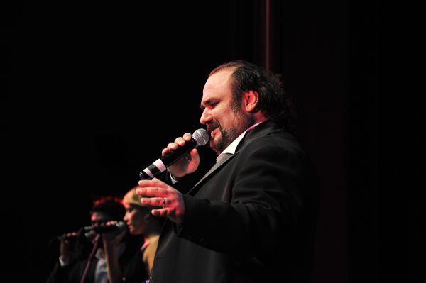 Hakan Aysev'in yeni yıl konseri büyüledi