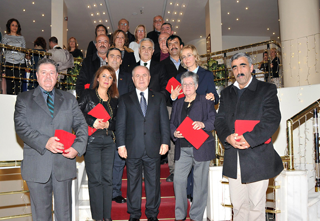 Emekli personele plaket verildi