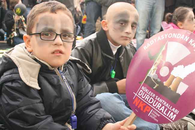 Çernobil’in 25. yılında Kadıköy'de nükleere karşı eylem