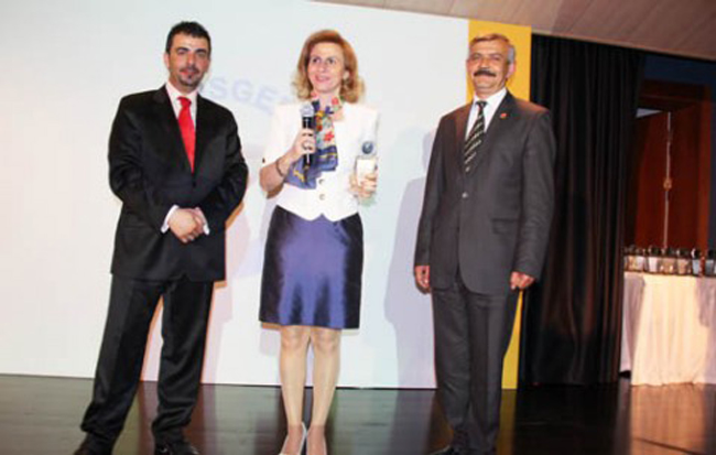 Sahrayıcedid Muhtarı Özkan'a ödül