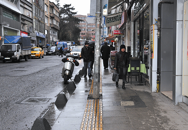 Görme engelli yolu direğe çıkıyor!