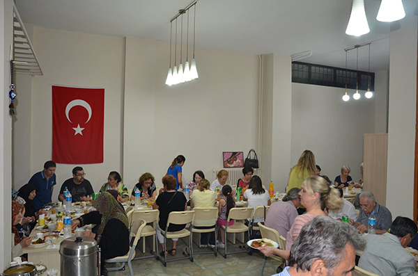 Gönüllüler mahalleliyle iftar açtı