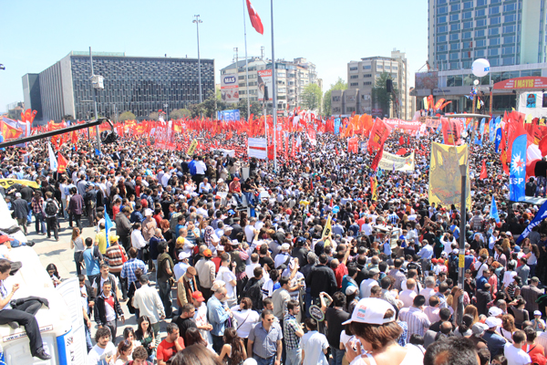 Yüzbinler 1 Mayıs'ta Taksim'e aktı