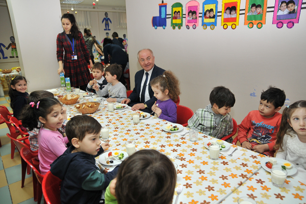 Başkan Öztürk'ün miniklerle neşeli kahvaltısı