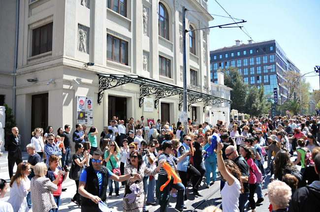 Bahariye Caddesi dans pistine döndü