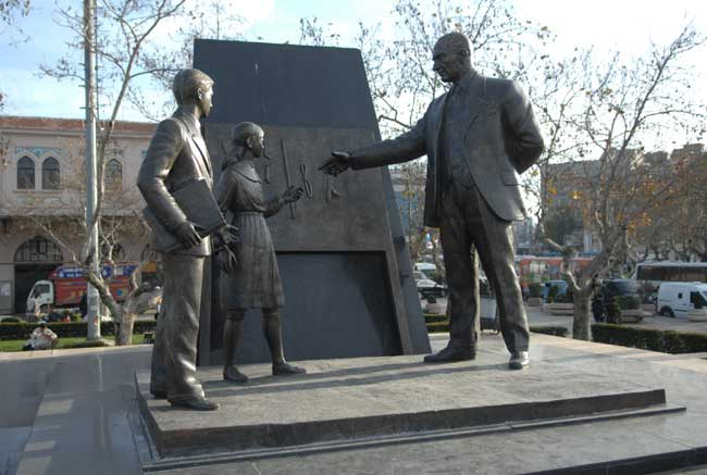 Kadıköy'deki anıt ve heykellere bakım yapıldı