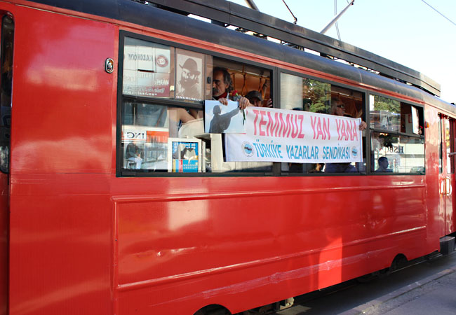 Yazarlardan Kadıköy tramvayında Sivas Anması