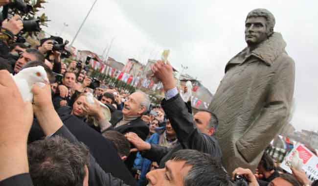 Kılıçdaroğlu, Deniz Gezmiş Parkı'nı ziyaret etti