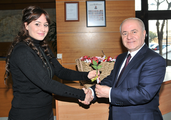 Başkan Öztürk'ten çiçekli karşılama
