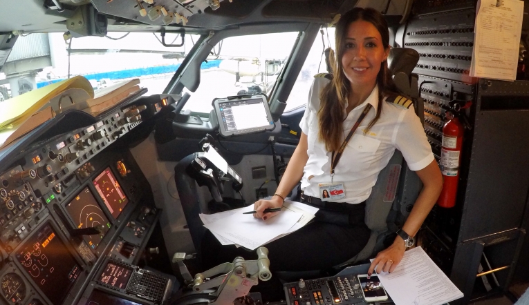 Kadıköylü kadın pilot göklerde…| Haberler